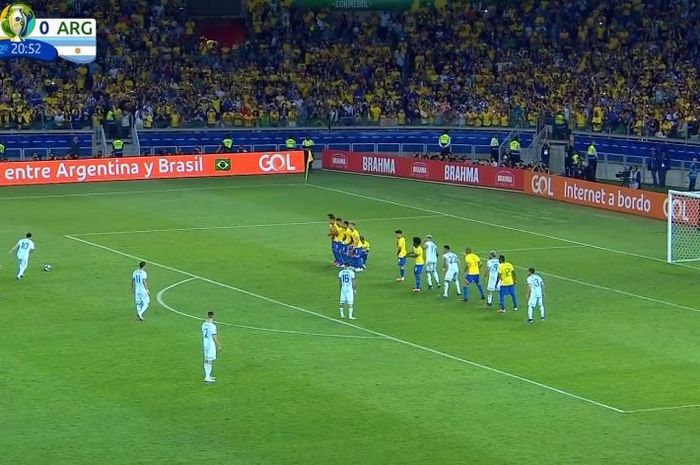 Kapten timnas Argentina, Lionel Messi, hendak melakukan sepakan free kick ke arah gawang Brasil ketika berhadapan di ajang Copa America, Rabu (3/7/2019) di Stadion Mineirao.