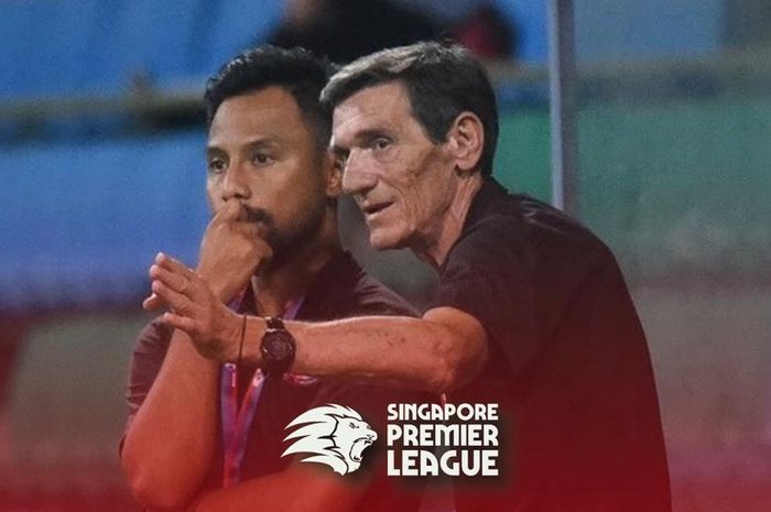 Pelatih anyar Home United, Radojko Avramovic (kanan) berbincang dengan asistennya pada saat timnya dijamu Young Lions pada lanjutan Liga Singapura 2019 di Stadion Jalan Besar, 3 Juli 2019. 