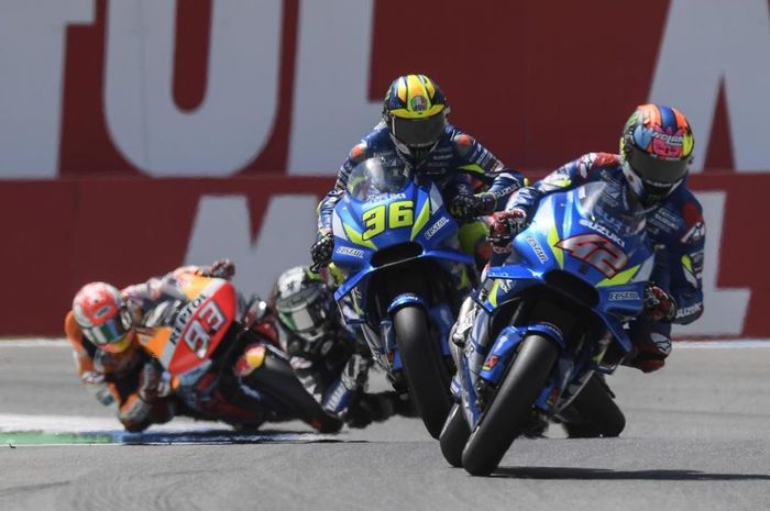 Momen saat dua pembalap Suzuki Ecstar memimpin jalannya MotoGP Belanda 2019, Minggu (30/6/2019)