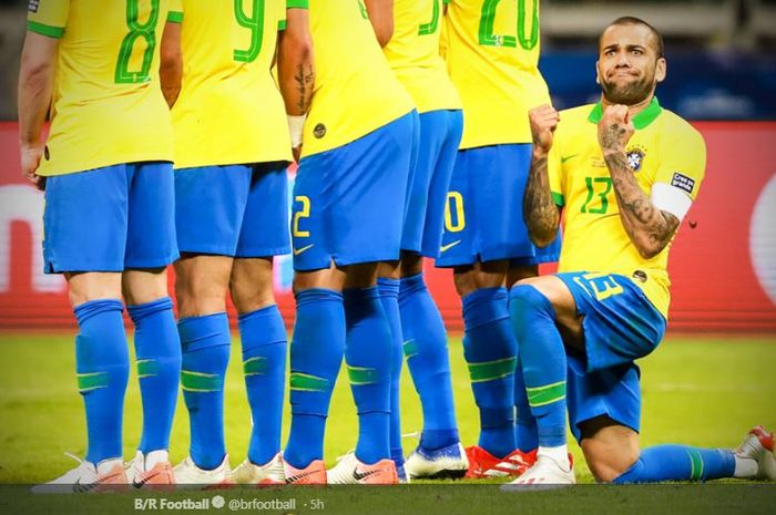 Kapten timnas Brasil, Dani Alves, dalam laga semifinal Copa America 2019 kontra timnas Argentina, 2 Juli 2019 di Mineirao Stadium.