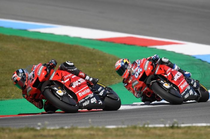 Aksi para pembalap Ducati, Danilo Petrucci (depan) dan Andrea Dovizioso (belakang) pada MotoGP Belanda 2019, Minggu (30/6/2019)