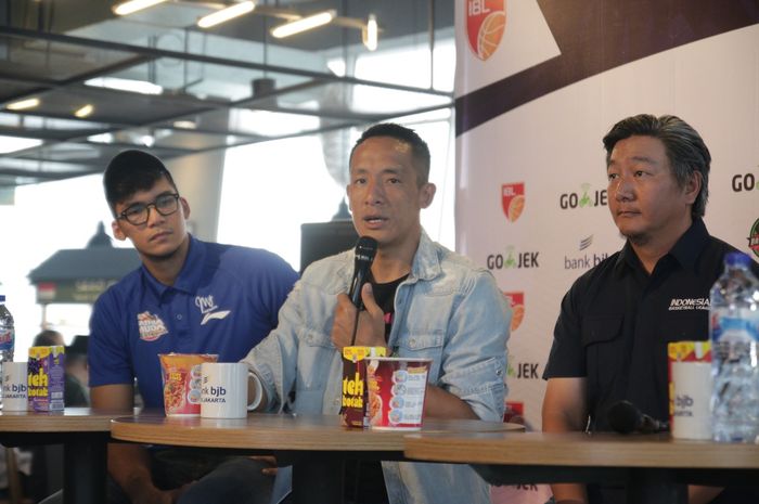 (ki-ka) Pemain Satria Muda Pertamina Jakarta, Kevin Yonas Sitorus, Ketua Panpel IBL 3x3 Basketball 2019, Anthony Gunawan, dan Direktur IBL, Hasan Gozali, pada konferensi pers hari Kamis (4/7/2019) di Jakarta.