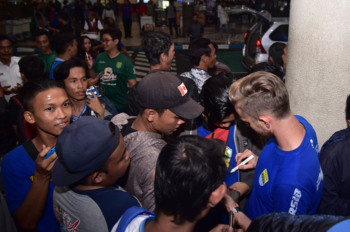 Rombongan pemain Persib Bandung mendapat sambutan meriah dari bonek dan bobotoh di Surabaya.