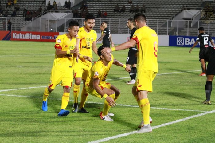 Pemain-pemain Bhayangkara pada laga kontra Tira Persikabo di Stadion Madya, Jakarta, Kamis (4/7/2019).