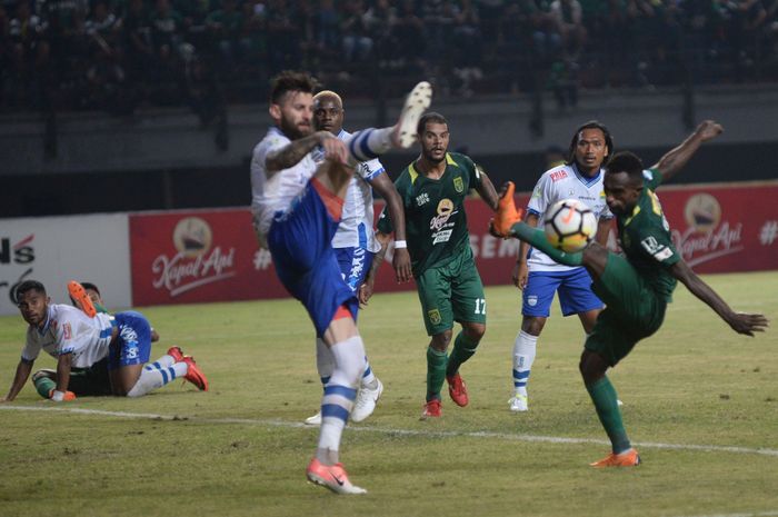 Suasana pertandinga Persebaya saat menjamu Persib di Stadion Gelora Bug Tomo Surabaya, Kamis (26/7/2018). 