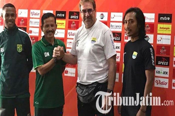 Pelatih Persebaya Surabaya Djadjang Nurdjaman bersalaman komando dengan Pelatih Persib Bandung Robert Rene Alberts menjelang duel Liga 1 2019, Jumat (5/7/2019) malam WIB.