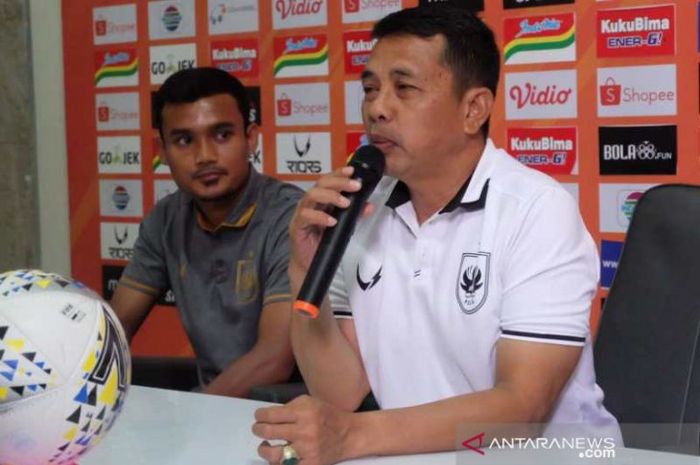 Pelatih PSIS Semarang, Jafri Sastra, beserta pemainnya, Komarudin, memberikan keterangan saat konferensi pers sebelum pertandingan melawan Persela Lamongan pada pekan ketujuh Liga 1 2019.