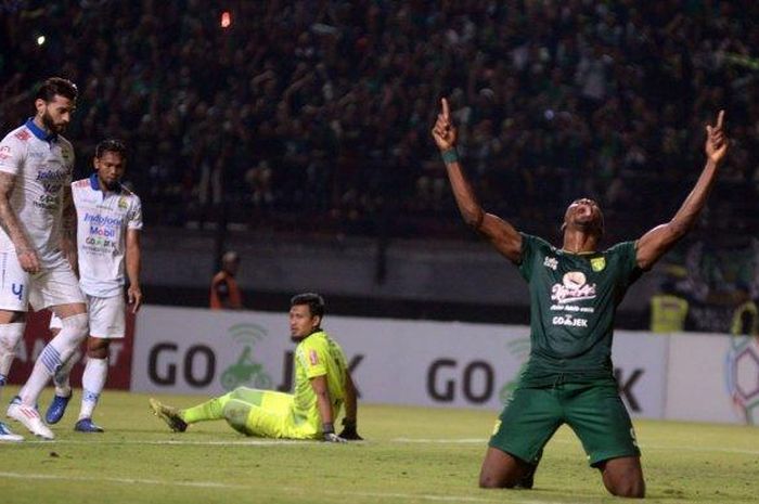 Penyerang Persebaya Surabaya Amido Balde melakukan selebrasi usai menjebol gawang Persib Bandung. 