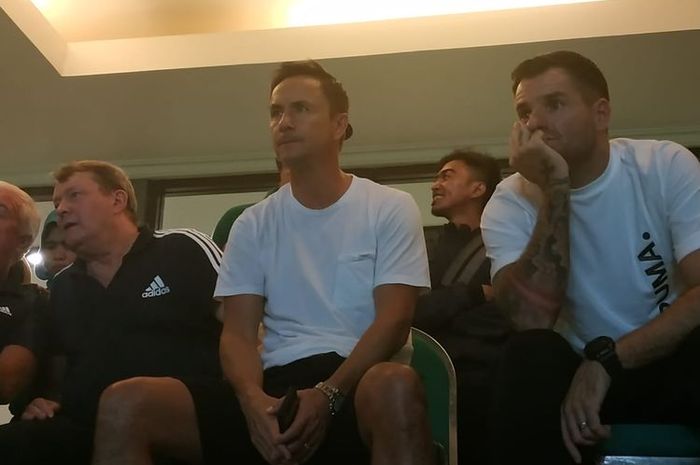 Mantan pemain Chelsea dan pelatih Garuda Select, Dennis Wise (tengah), menyaksikan laga Liga 1 2019 Persebaya Vs Persib, di Stadion Gelora Bung Tomo, Surabaya, Jawa Timur, Jumat (5/7/2019).