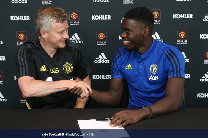 Pemain muda Manchester United, Axel Tuanzebe menyalami Ole Gunnar Soslkjaer  seusai menandatangani perpanjangan kontrak baru pada Jumat (5/7/2019). 