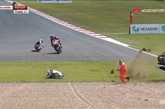 Rider BMW, Tom Sykes, terjatuh saat melakukan cool down lap pada Superpole Race WorldSBK di Donington Park, Inggris, Minggu (7/7/2019).