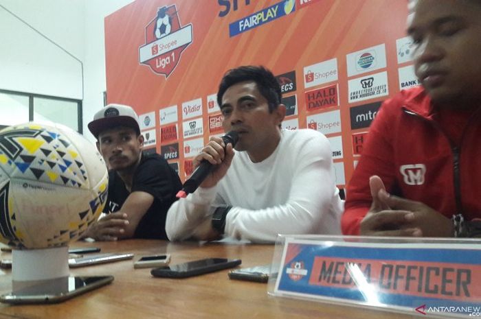 Pelatih PSS Sleman, Seto Nurdiantoro, memberikan keterangan saat konferensi pers setelah pertandingan melawan Kalteng Putra pada pekan ketujuh Liga 1 2019.