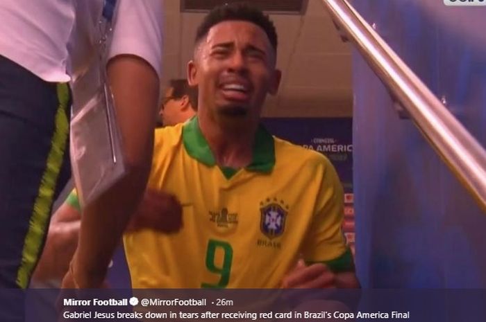 Penyerang Brasil, Gabriel Jesus menangis di lorong setelah menerima kartu kuning kedua dari wasit Roberto Tobar akibat melanggar Carlos Zambrano pada final Copa America 2019, Minggu (7/7/2019).