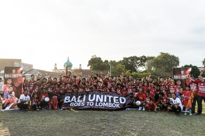 Bali United membagikan 1000 bola gratis dan meresmikan akademi sepak bola  di wilayah Lombok.