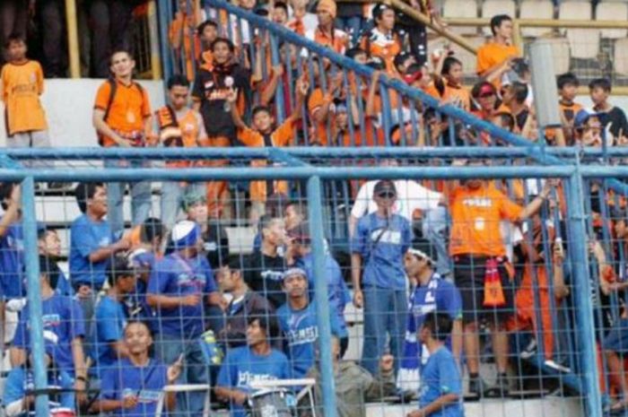 Suporter Persija Jakarta dan Persib Bandung terlihat akrab di Stadion Lebak Bulus, menyaksikan kesebelasannya bertanding. 