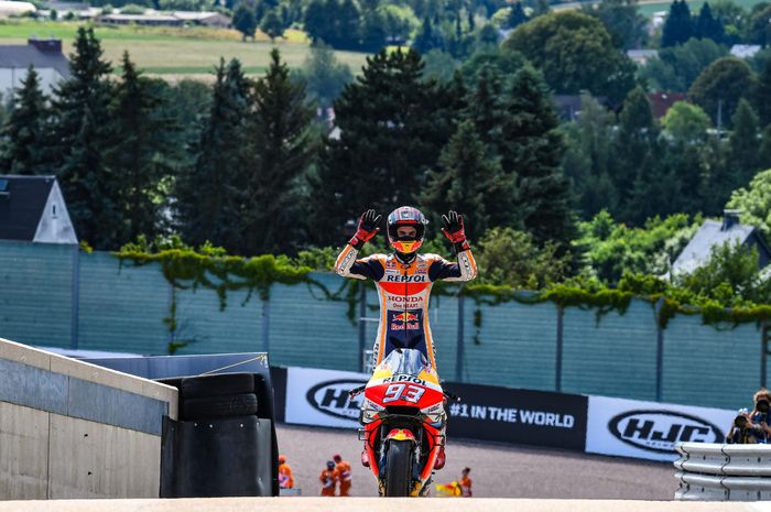 Pembalap Repsol Honda, Marc Marquez, melakukan selebrasi setelah memastikan diri sebagai juara MotoGP Jerman di Sachsenring, Minggu (7/7/2019).