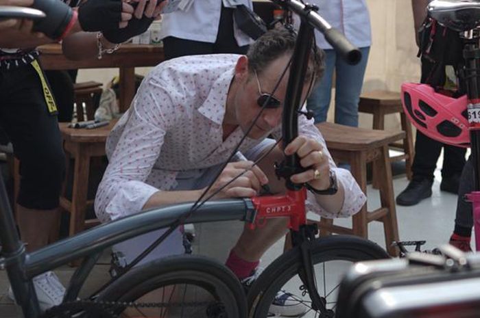 CEO Brompton Bicycle, Will Butler Adams, menandatangani salah satu sepeda saat acara Brompton Sunday Ride di QBIG BSD City, Jakarta, 30 Juni 2019.