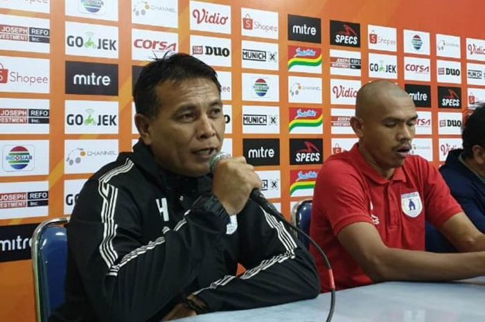 Asisten pelatih Persipura Jayapura, Alan Haviludin, saat memberikan keterangan sebelum laga kontra Perseru Badak Lampung FC pada pekan kedelapan Liga 1 2019.