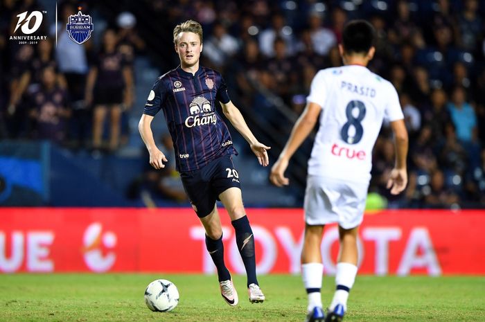 Striker Buriram United asal Swedia, Rasmus Jonsson saat melakoni laga debut kontra Suphanburi FC pada laga pekan ke-17 Liga Thailand 1 2019 di Chang Arena, 7 Juli 2019. 