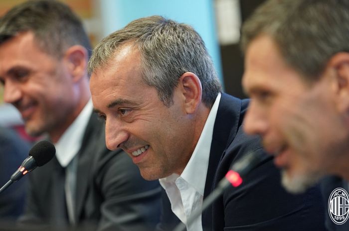 Pelatih baru AC Milan, Marco Giampaolo (tengah), bersama Direktur Teknik Paolo Maldini (kiri) dan CFO Zvonimir Boban (kanan). 