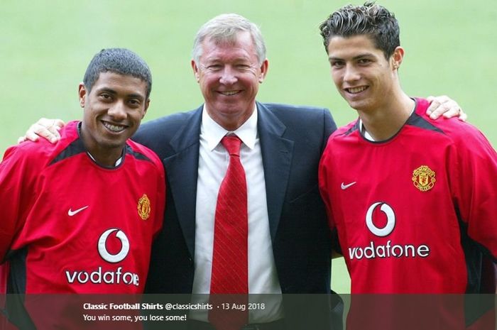 Sir Alex Ferguson diapit oleh Kleberson dan Cristiano Ronaldo yang diperkenalkan sebagai pemain baru Manchester United pada musim panas 2003.