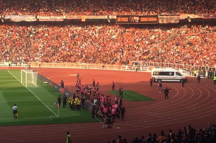 M Natshir dilarikan dengan ambulance pada laga Persija Vs Persib di Stadion Utama Gelora Bung Karno, Rabu (10/7/2019).