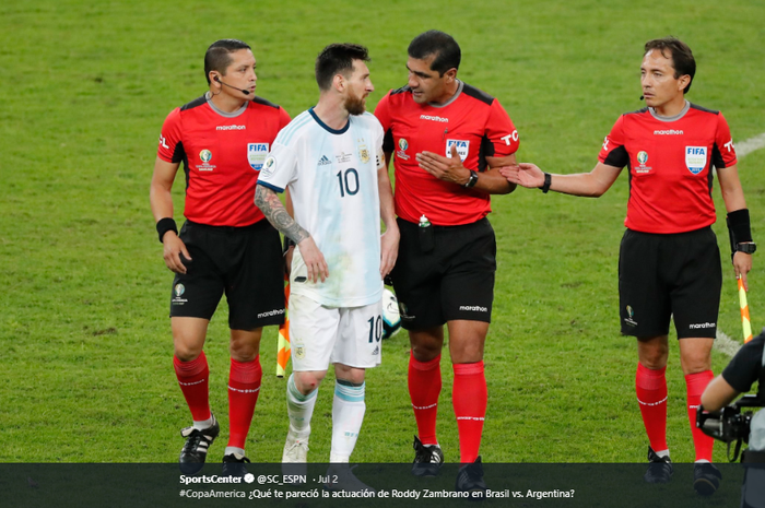 Kapten timnas Argentina, Lionel Messi, berbicara dengan wasit Roddy Zambrano setelah pertandingan melawan Brasil pada babak semifinal Copa America 2019 di Stadion Mineirao, 2 Juli 2019.