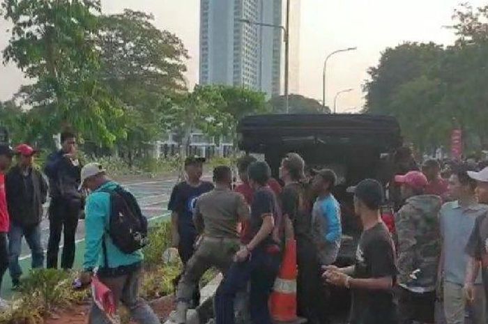 Kericuhan pedagang asongan dan Satpol PP saat laga Persija vs Persib di luar area Stadion Gelora Bung Karno, Senayan, Jakarta.