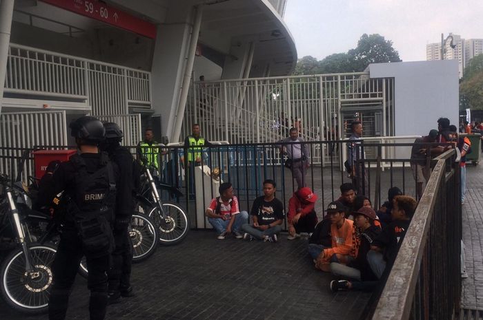 Para The Jak Mania asal Indramayu, Jawa  Barat yang sebelumnya dikira bobotoh saat diamankan polisi di sekitaran SUGBK, Jakarta Pusat pada Rabu (10/7/2019) pagi.