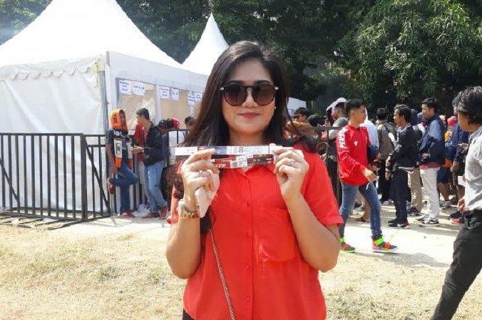 Carla pendukung setia Persija Jakarta rela ikut mengantre dalam mendapatkan tiket laga panas antara timnya melawan Persib Bandung di Stadion Utama Gelora Bung Karno, Jakarta, Rabu (10/7/2019).