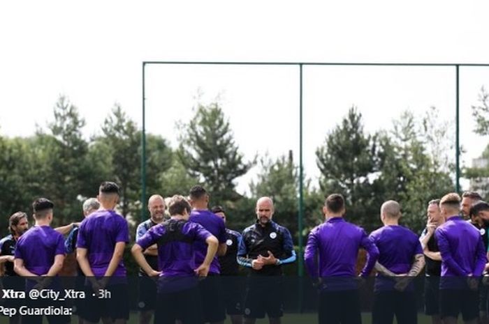 Pep Guardiola mengarahkan para pemain Manchester City dalam sesi latihan pramusim .