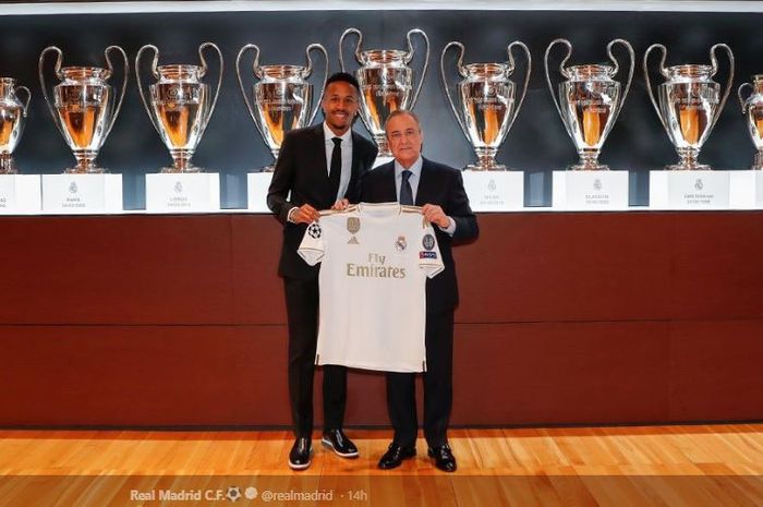 Bek tengah timnas Brasil, Eder Militao, diperkenalkan sebagai pemain baru Real Madrid bersama Presiden Florentino Perez, 10 Juli 2019.