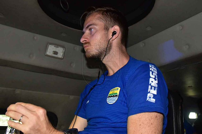 Gelandang Persib Bandung, Rene Mihelic, tampak menumpangi kendaraan taktis saat laga timnya melawan Persija, Rabu (10/7/2019).