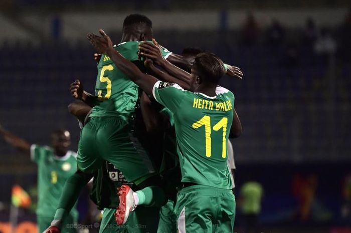 Para pemain timnas Senegal merayakan kelolosan ke semifinal Piala Afrika 2019 setelah mengalahkan timnas Benin 1-0 di Stadion 30 June Stadium, 10 Juli 2019. 