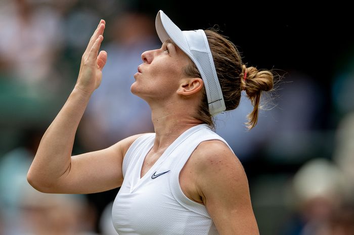 Petenis Rumania, Simona Halep, merayakan kemenangannya pada babak perempat final final Wimbledon 2019, Selasa (9/7/2019).