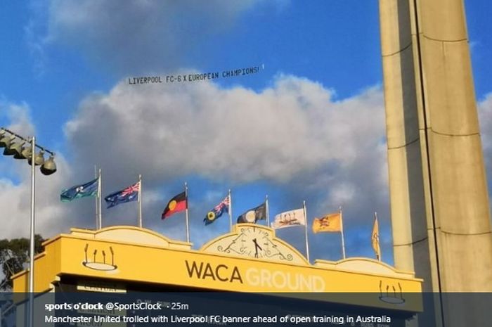 Fan Liverpool mengejek Manchester United yang tengah melakukan latihan pramusim di Perth, Australia menggunakan banner yang diterbangkan pesawat