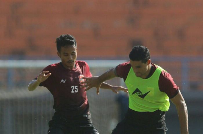 Mantan gelandang Borneo FC, Finky Pasamba (kiri) saat mengikuti latihan bersama tim di sela kompetisi Liga 1 2019.