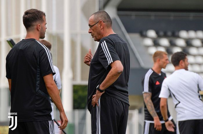 Gelandang Juventus Miralem Pjanic (kiri) berbincang dengan pelatih Maurizio Sarri (kanan).