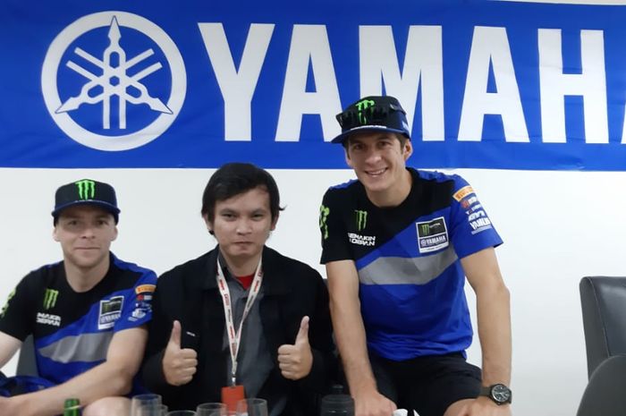 Reporter BolaSport.com, Thoriq, berpose bersama dua crosser MXGP tim Yamaha, Jeremy Seewer dan Romain Febvre