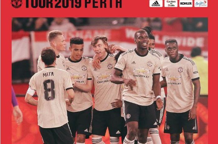 Para pemain Manchester United merayakan gol yang dicetak oleh James Garner (keempat dari kiri) dalam laga pramusim melawan Perth Glory di Stadion Optus, Perth, Australia, 13 Juli 2019.