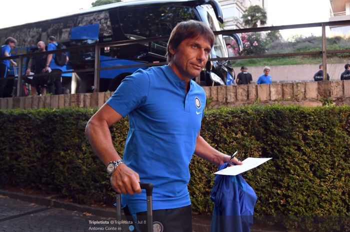 Antonio Conte saat tiba menjelang sesi latihan Inter Milan.