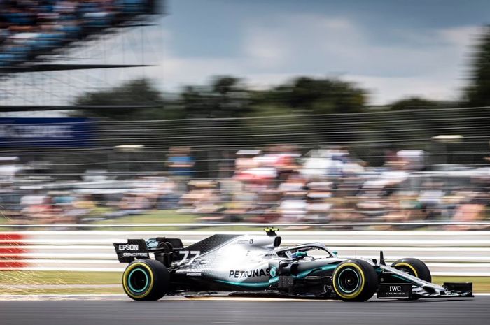 Aksi pembalap Mercedes, Valtteri Bottas pada hari pertama F1 Inggris 2019, Jumat (12/7/2019)