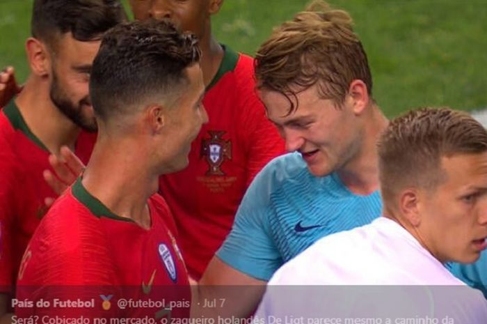 Cristiano Ronaldo (dua dari kiri) berbicara dengan Matthijs de Ligt setelah pertandingan final UEFA Nations League antara Portugal dan Belanda, 9 Juni 2019.