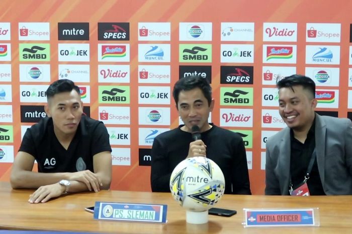 Pelatih PSS Sleman, Seto Nurdiantoro, memberikat keterangan saat konferensi pers setelah pertandingan melawan Persebaya Surabaya pada pekan kedelapan Liga 1 2019.