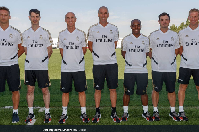 Jajaran tim pelatih Real Madrid musim 2019-2020, dari kiri ke kanan: Jose Carlos Parrales, Gregory Dupont, David Bettoni, Zinedine Zidane, Hamidou Msaidie, Roberto Vazquez, Javier Mallo.