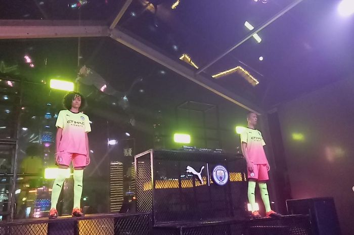 Pesta setelah acara peluncuran jersey terbaru Manchester City di Shanghai, China, Minggu (14/7/2019).