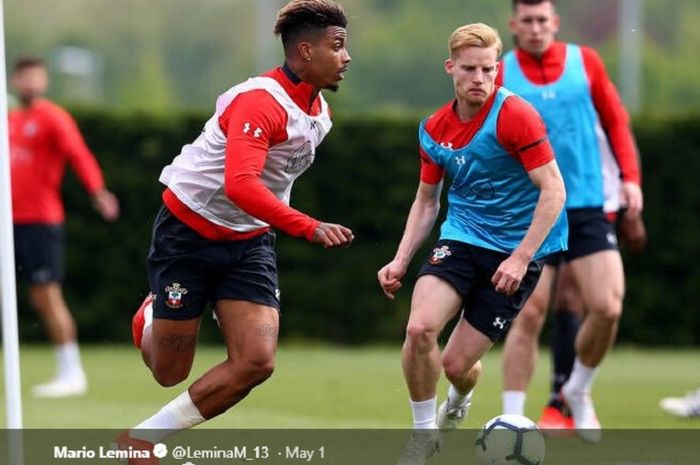 Aksi pemain Southampton, Mario Lemina, saat latihan.