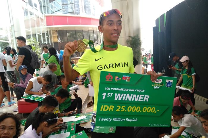 Juara Milo Jakarta 10K, Agus Prayogo berpose di Kuningan, Jakarta, Minggu (14/7/2019).