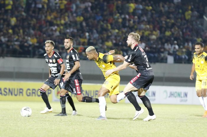 Striker Barito Putera, Rafael Silva coba dihentikan pemain Bali United, Melvin Platje pada laga pekan kedelapan Liga 1 2019 di Stadion Demang Lehman, Martapura, 14 Juli 2019.