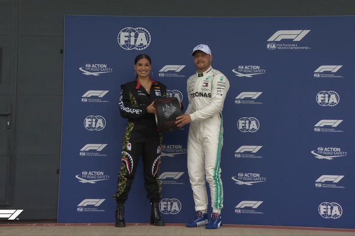 Pembalap Mercedes, Valtteri Bottas, menerima penghargaan saat meraih pole position Formula 1 GP Inggris di Sirkuit Silverstone, Sabtu (13/7/2019).